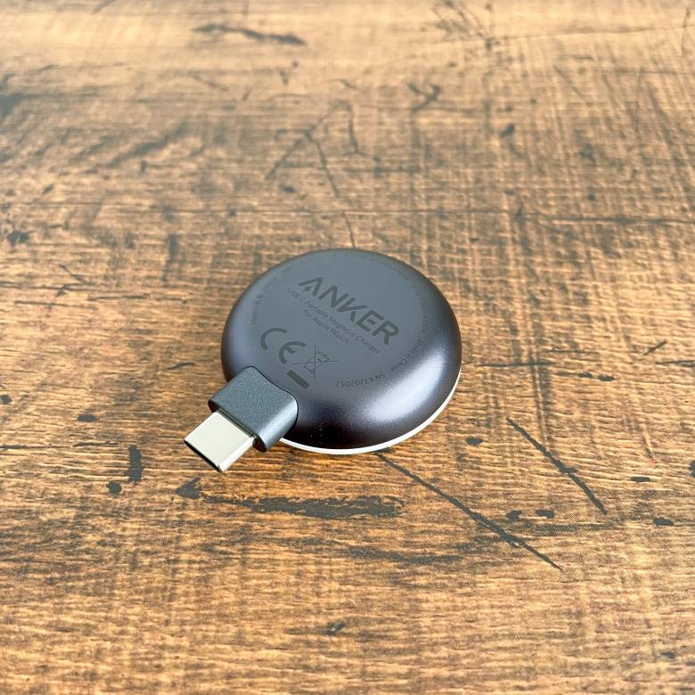 Anker Portable Magnetic Charger for Apple Watchの裏面はアルミニウム合金仕上げ