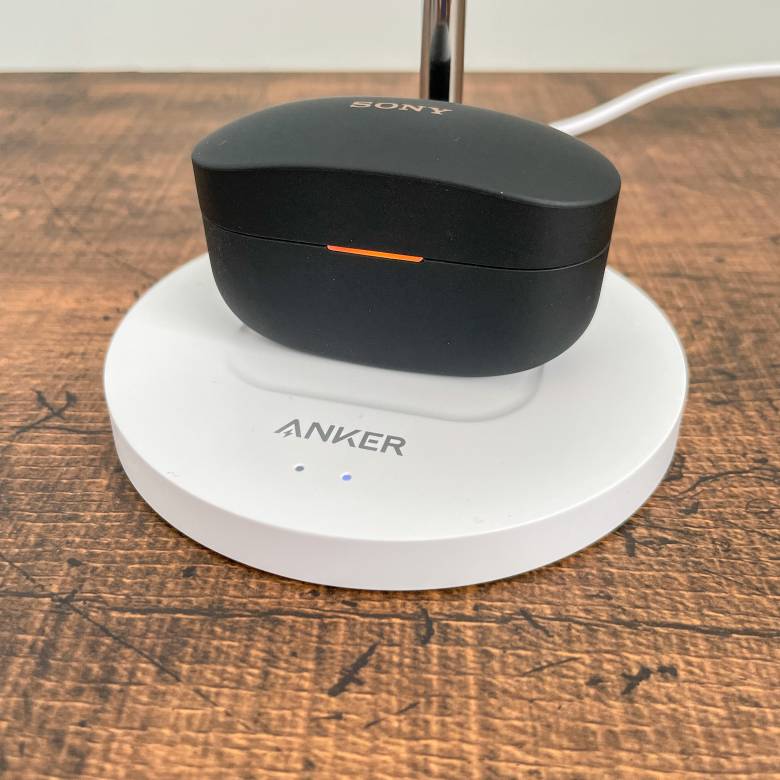 Anker PowerWave Magnetic 2-in-1 Stand Liteはワイヤレス充電対応のイヤホンが充電可能