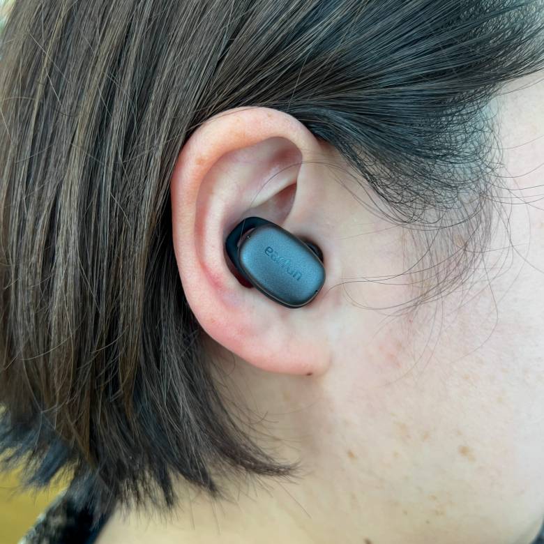 EarFun Free Pro 2を耳に装着した様子