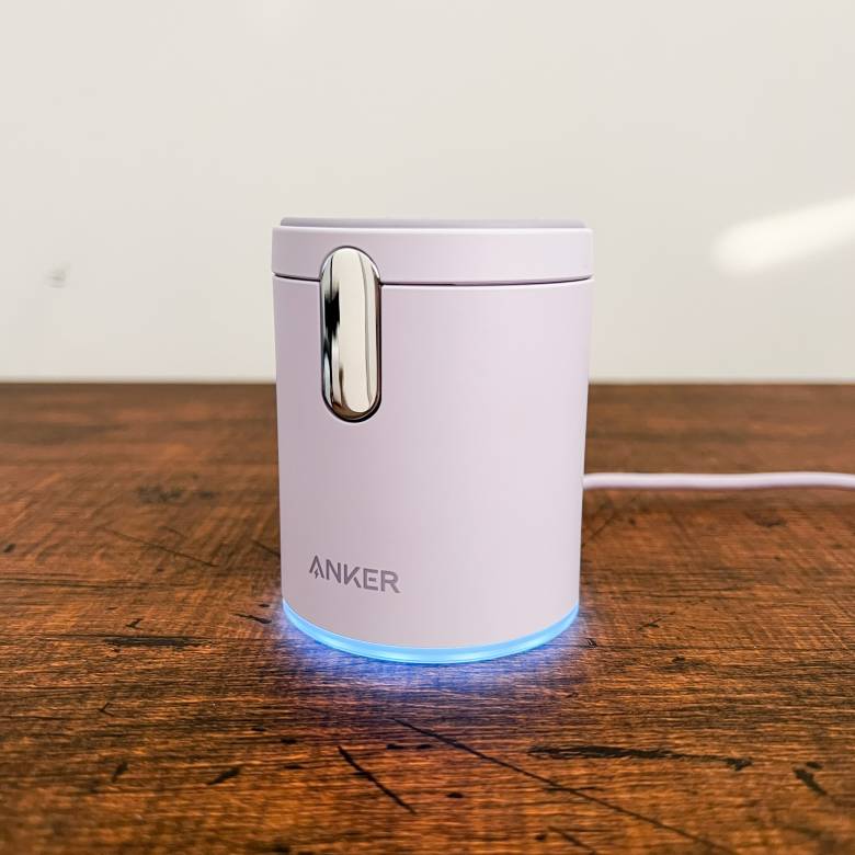 Anker 623 Magnetic Wireless Chargerの底面は青LED搭載
