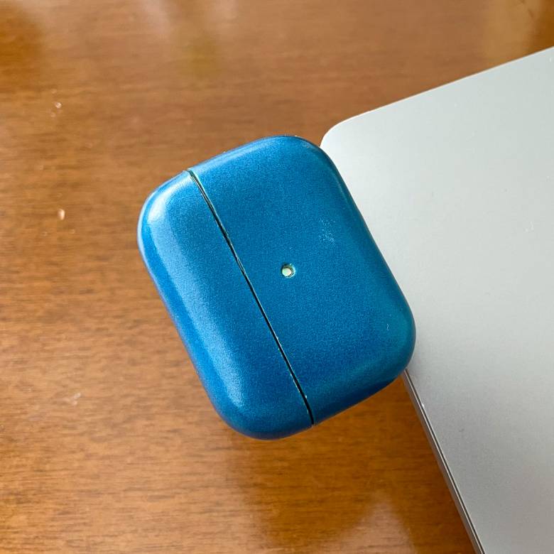 Satechi USB-C AirPods用ワイヤレス充電ドックでAirPods Proを充電している様子