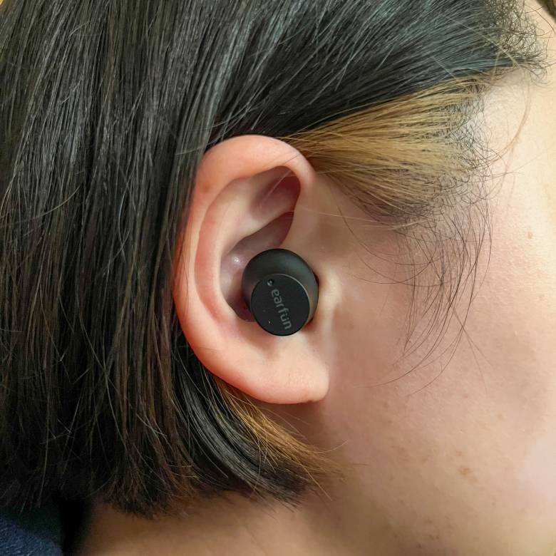 EarFun Free Miniのイヤホンを耳に装着した様子