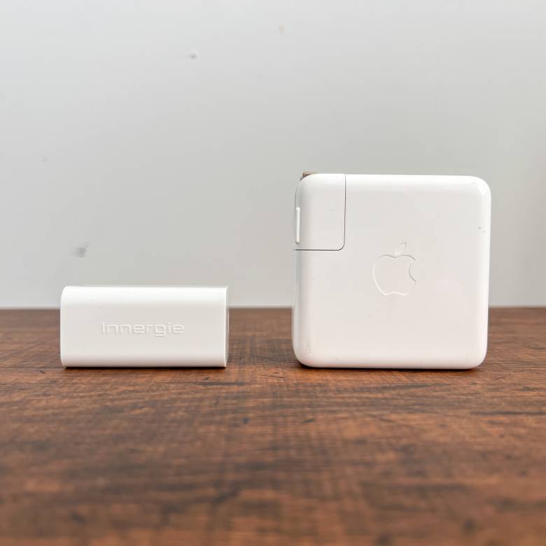Innergie C6とMacBook Pro純正充電器のサイズ比較