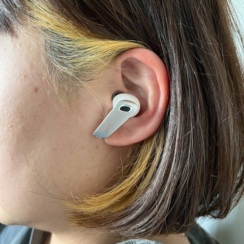 EDIFIER NeoBuds Proのイヤホンを耳に装着した様子