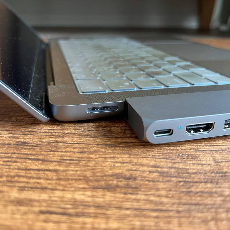 Satechi USB-C Proハブ Max 8in2はMagSafe 3ポートを塞がない設計