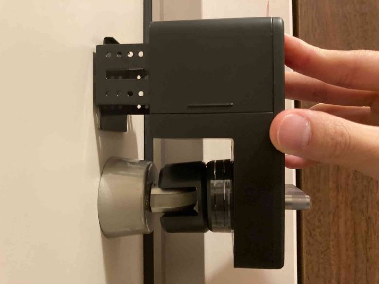 Switchbotロック本体を両面テープでドアに貼り付け