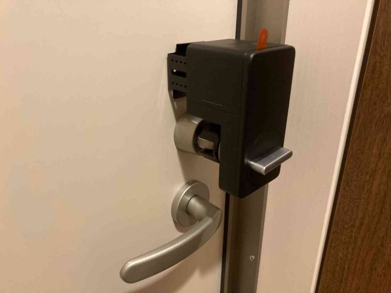 Switchbotロック本体を両面テープでドアに取り付け完了