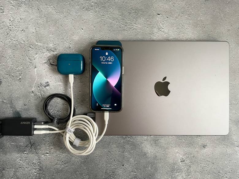 Anker 735 Chargerの3ポート接続時はMacBook AirとiPhone、AirPodsで急速充電可能