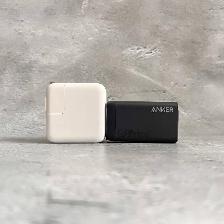 Anker 735 ChargerとApple 30W USB-C電源アダプタで比較