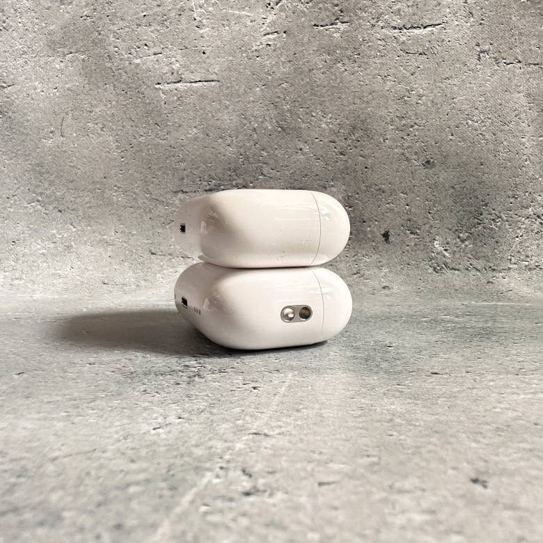 AirPods Pro（第2世代）とAirPods Proのケース側面比較