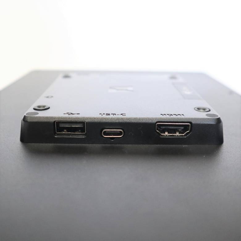 On-Lap T111Aの背面の右側にUSB-Aポート・USB Type-Cポート・HDMIポートがついている