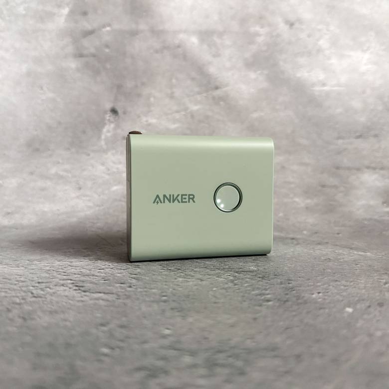 Anker 521 Power Bankの電源ボタン