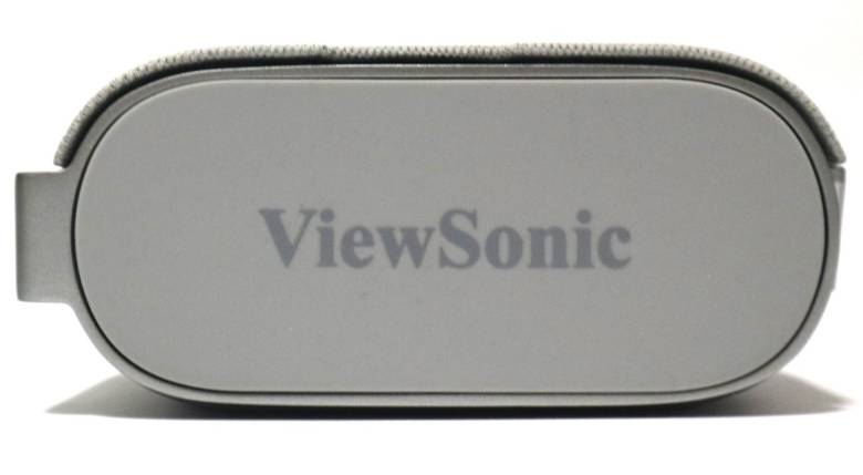 ViewSonic M1 Pro LED モバイルプロジェクターのレンズ部分は、スマートスタンドで覆われている