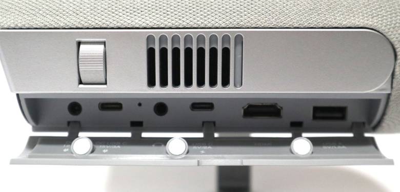 ポートには、電源端子・USBタイプC×2・オーディオ出力端子・HDMI・USBタイプAがついている