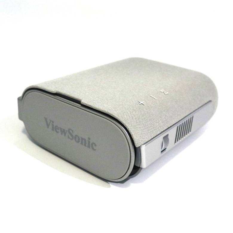 ViewSonic M1 Pro LED モバイルプロジェクターはスマートスタンドがレンズを覆っている
